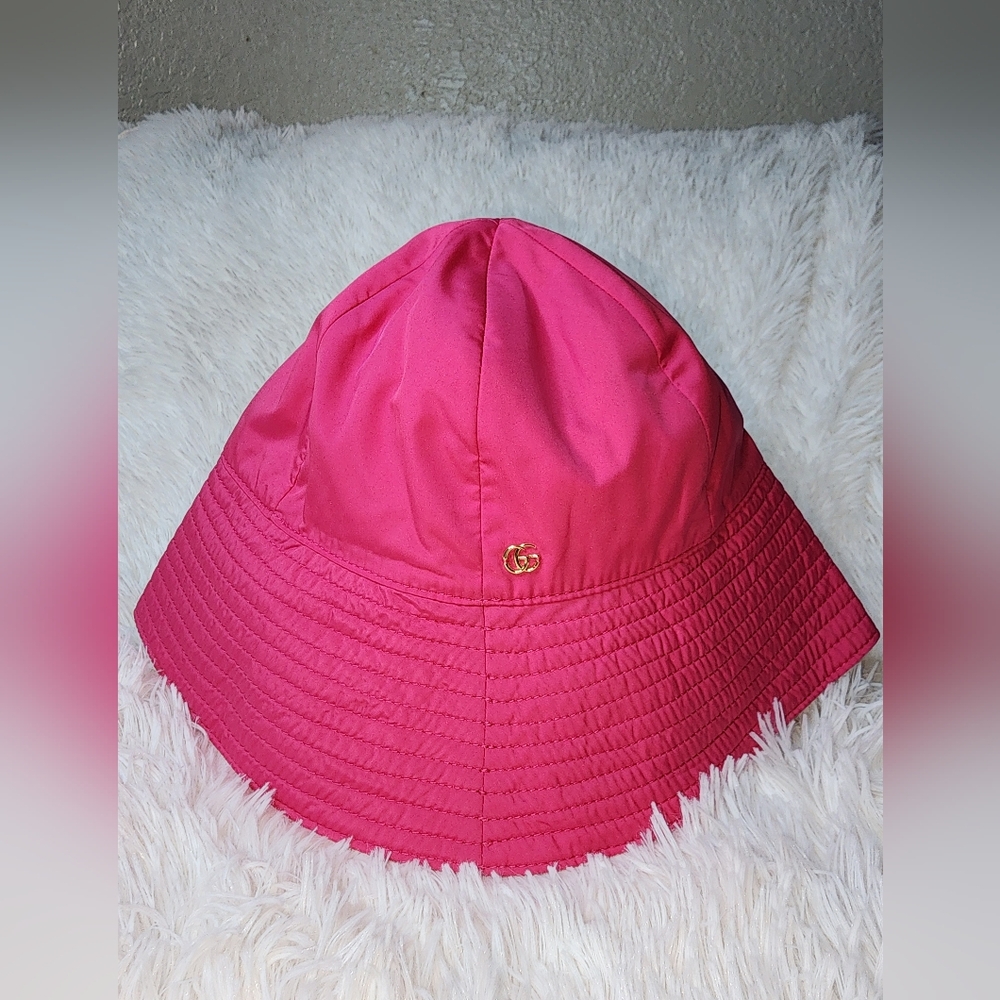 MSRP-$610 GUCCI- BUCKET HAT with GG LOGO (brella coche) SIZE: M (57 cm.) NWT